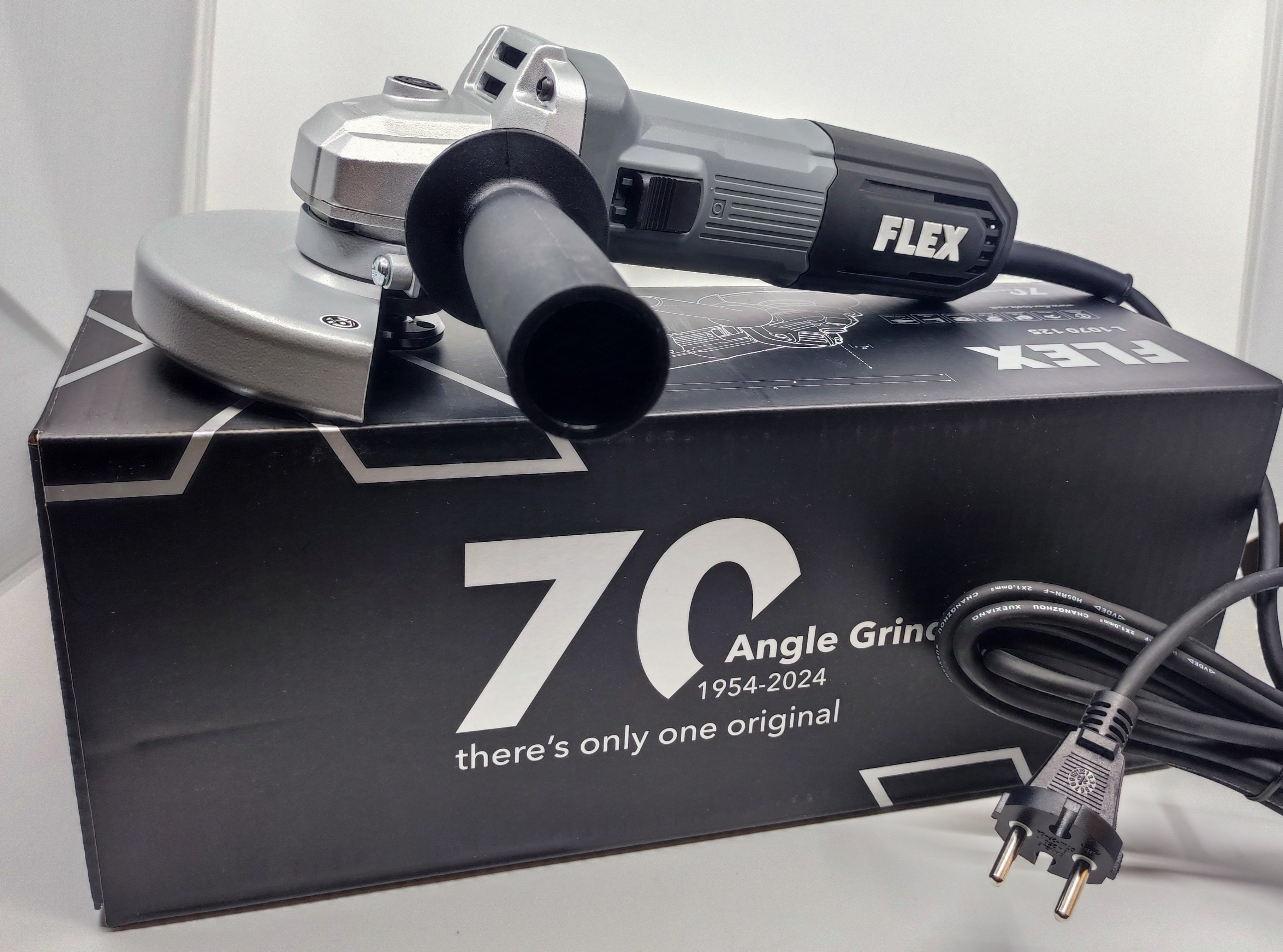 FLEX Winkelschleifer L1070 125 230/CEE (Karton) "70 Jahre Edition" FLEX Winkelschleifer L1070 125 230/CEE (Karton) "70 Jahre Edition"